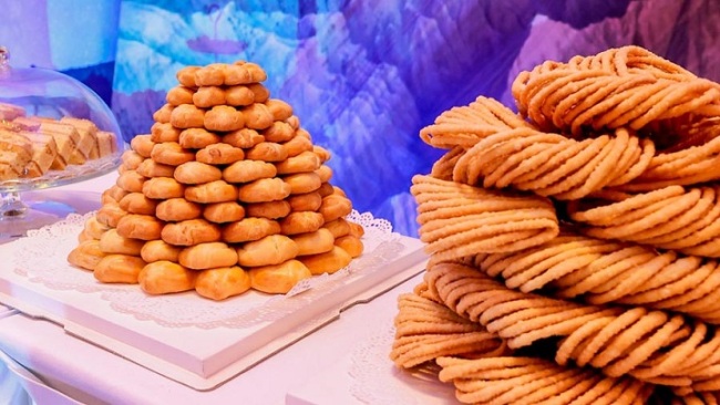 Snímek: Tradiční pečený plochý chléb a základní potraviny v Xinjiangu. [Fotografie poskytnuta na Chinaculture.org]
