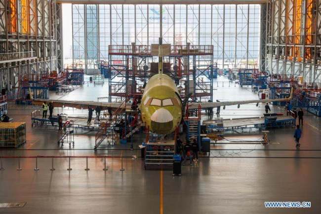 6, Technici pracují v továrně společnosti Commercial Aircraft Corporation of China Ltd. v Šanghaji ve východní Číně, 6. března 2020. V letošním roce si připomínáme 30. výročí čínského prohlášení, že bude rozvíjet a otevírat šanghajský Pudong (Pchu-tung), což ztělesňuje neustálé úsilí Číny o prohlubování reforem a otevírání dveří světu. (Xinhua / Ding Ting)
