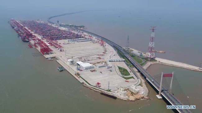 10, Letecký snímek pořízený 17. srpna 2020 ukazuje přístaviště kontejnerů v přístavu Yangshan (Jang-šan) v Šanghaji ve východní Číně. V letošním roce si připomínáme 30. výročí čínského prohlášení, že bude rozvíjet a otevírat šanghajský Pudong (Pchu-tung), což ztělesňuje neustálé úsilí Číny o prohlubování reforem a otevírání dveří světu. (Xinhua / Ding Ting)