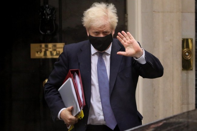 Britský premiér Boris Johnson opouští ulici Downing Street č. 10, aby se zúčastnil otázek předsedy vlády ve sněmovně v Londýně v Británii 21. října 2020. (Foto: Tim Ireland / Xinhua)
