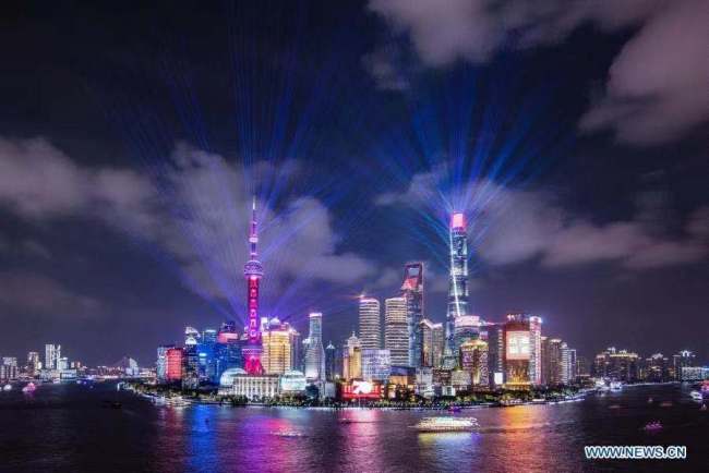 2, Letecký snímek pořízený 18. září 2019 ukazuje noční pohled na oblast Lujiazui (Lu-ťia-cuej) v Šanghaji ve východní Číně. V letošním roce si připomínáme 30. výročí čínského prohlášení, že bude rozvíjet a otevírat šanghajský Pudong (Pchu-tung), což ztělesňuje neustálé úsilí Číny o prohlubování reforem a otevírání dveří světu. (Xinhua / Ren Long)