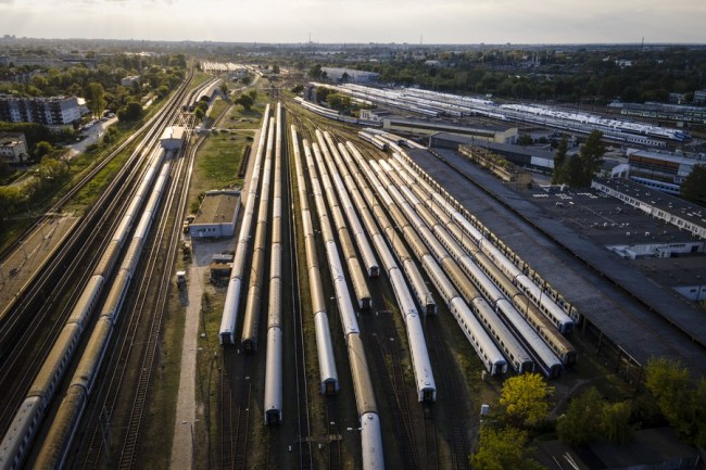 Soubor telefonu pořízený 14. května 2020 ukazuje vlaky v železniční opravárenské stanici ve Varšavě v Polsku. (Foto: Jaap Arriens / Xinhua)
