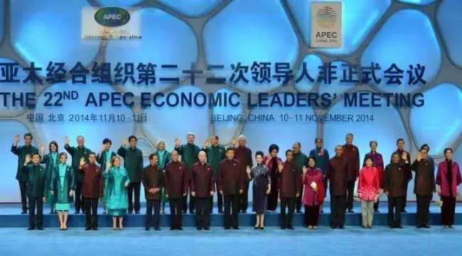 Chu Yan vedla skupinu designérů a navrhla Tangzhuang pro vedoucí představitele různých zemí, kteří se v Pekingu v roce 2014 zúčastnili setkání APEC./ Xinhua