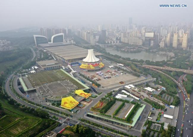 Letecký snímek pořízený 26. listopadu 2020 ukazuje pohled na Mezinárodní konferenční a výstavní centrum v Nanningu a sousední budovy v Nanningu v Zhuangské autonomní oblasti Guangxi na jihu Číny. 17. Expo Číny a ASEAN a obchodní a investiční summit mezi Čínou a ASEAN se konaly v Nanningu od 27. do 30. listopadu (Xinhua / Lu Boan)