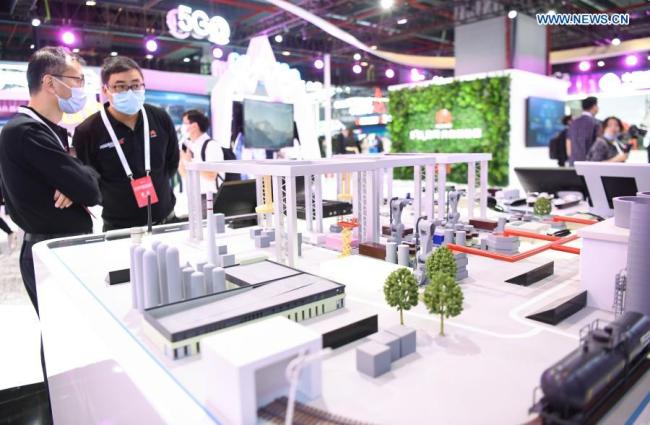 4, Fotografie pořízená 26. listopadu 2020 ukazuje model inteligentní továrny podporované 5G na výstavě s tématem 5G, která se konala během Světové konference 5G v Kantonu v jihočínské provincii Guangdong (Kuang-tung), 26. listopadu 2020. Světová konference 5G v roce 2020 byla zahájena ve čtvrtek v Kantonu. Světoví renomovaní vědci z oblasti telekomunikace, poskytovatelé služeb 5G a uživatelé aplikací 5G si budou vyměňovat nápady týkající se aspektů špičkových technologií, trendů průmyslového rozvoje a inovativních aplikací v oblasti 5G. (Xinhua / Deng Hua)