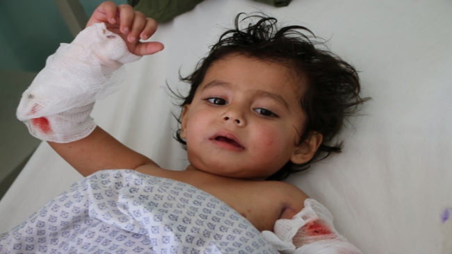 Snímek: Zraněnému dítěti bylo poskytnuto lékařské ošetření v místní nemocnici v Taluqanu, hlavním městě provincie Takhar, Afghánistán; 22. října 2020. (Str / Xinhua)