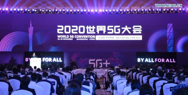 8, Fotografie pořízená 26. listopadu 2020 ukazuje scénu slavnostního zahájení Světové konference 5G v Kantonu v jihočínské provincii Guangdong (Kuang-tung). Světová konference 5G v roce 2020 byla zahájena ve čtvrtek v Kantonu. Světoví renomovaní vědci z oblasti telekomunikace, poskytovatelé služeb 5G a uživatelé aplikací 5G si budou vyměňovat nápady týkající se aspektů špičkových technologií, trendů průmyslového rozvoje a inovativních aplikací v oblasti 5G. (Xinhua / Deng Hua)