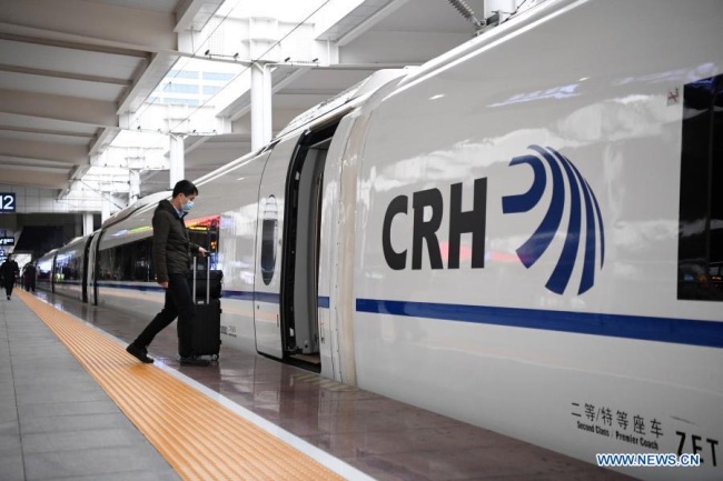 2, Cestující nastupuje do vlaku č. C6406 vysokorychlostní železnice Chongqing (Čchung-čching) - Wanzhou (Wan-čou) na nádraží Chongqing-sever ve městě Chongqing v jihozápadní Číně, 26. listopadu 2020. Ve čtvrtek oslavila vysokorychlostní železnice Chongqing-Wanzhou své 4. výročí provozu. Do 25. listopadu zaznamenala tato železniční trať celkem 53.616 vlaků, které přepravily celkem 34,9 milionu cestujících, přičemž se výrazně zlepšila efektivita a kvalita cestování. (Xinhua / Tang Yi)