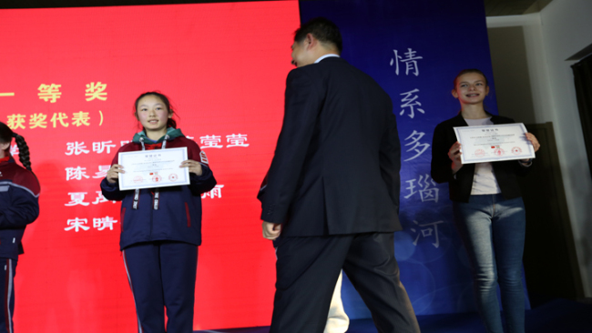 Vedoucí organizační strany předal první cenu zástupcům čínských a maďarských studentů (Fotograf - Zhao Zhengyu (Čao Čeng-jü) z Maďarské sekce čínské mediální organizace China Media Group (CMG))