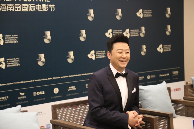 Čínský herec Guo Tao je dotazován během 3. Mezinárodního filmového festivalu na ostrově Hainan (HIIFF) v Sanya v provincii Hainan, 5. prosince 2020. / CGTN