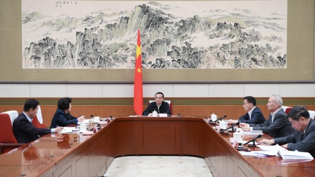 Premiér Li Keqiang hovoří na zasedání přední národní skupiny pro vědu a technologii v Pekingu 7. prosince 2020. Fotografie: tisková agentura Nová Čína / Xinhua