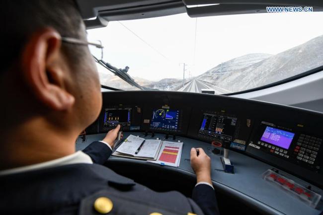 Řidič vlaku Xu Rui (Sü Žuej) řídí vysokorychlostní vlak během zkušebního provozu vysokorychlostní železnice Yinchuan (Jin-čchuan) - Xi'an (Si-an), 12. prosince 2020. Vysokorychlostní železnice Yinchuan-Xi'an bude brzy uvedena do provozu. (Xinhua / Feng Kaihua)