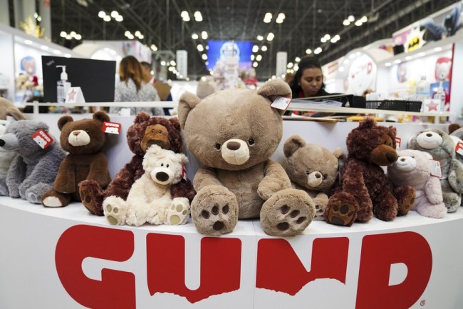 Vycpané hračky Gund jsou vystaveny na stánku společnosti na veletrhu hraček 2020 v New Yorku v New Yorku, USA, 25. února 2020. (Xinhua / Wang Ying)