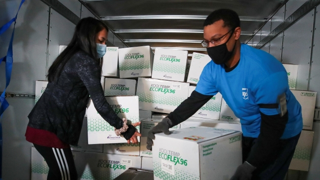Pracovníci UPS vykládají krabice vakcíny proti COVID-19 od společnosti Moderna, poté, co dorazily do Louisville v USA, 20. prosince 2020. / Reuters