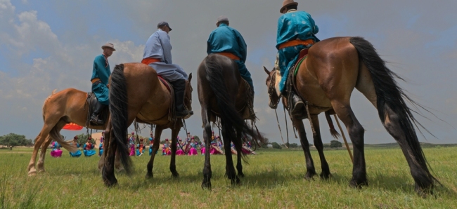 Pastevci ve městě Xilin Gol (Si-lin Gol) sledují představení Wulanmuqi na letním ranči. Fotografii poskytl deník China Daily.