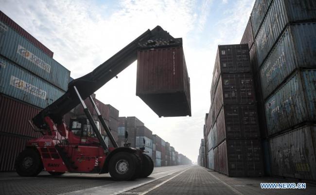 Jeřáb manipuluje s kontejnerem v přístavu Qinzhou v jihočínské Zhuangské autonomní oblasti Guangxi. V pondělí byl v přístavu Qinzhou v zálivu Beibu zpracován pětimiliontý kontejner TEU v roce 2020, což znamená, že kapacita kontejnerů v přístavu Beibu v letošním roce dosáhla 5 milionů TEU. Přístav v zálivu Beibu má v současné době 268 kotvišť pro komerční plavidla. Celkem 52 přepravních tras spojuje záliv s mnoha přístavy doma i v zahraničí, včetně hlavních přístavů ASEAN, podle Beibu Gulf Port Group Co., Ltd. (Xinhua / Zhang Ailin)