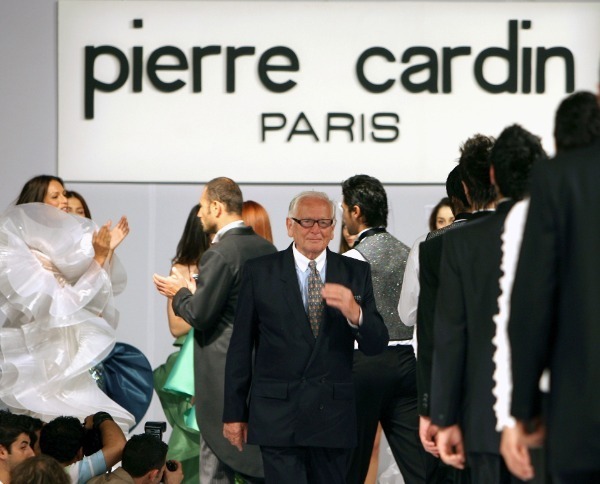 Francouzský módní návrhář Pierre Cardin sklízí potlesk modelů po jeho módní přehlídce v paláci Ciragan v Istanbulu 21. června 2006. Fotografie: Agencies