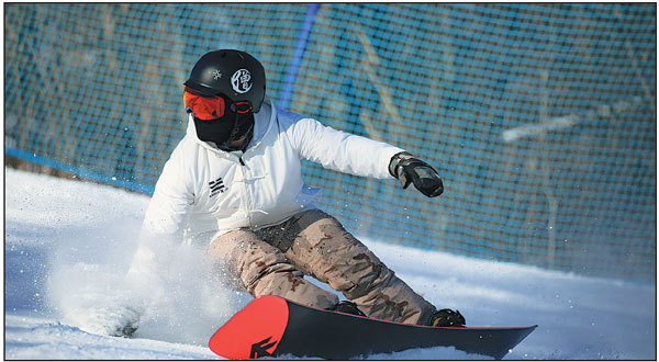 Snowboardista trénuje v lyžařském středisku Wanda (Wan-ta) ve městě Baishan (Paj-šan) v provincii Jilin (Ťi-lin). Fotografii poskytl deník China Daily