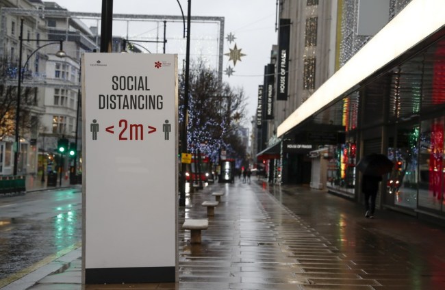 Prázdná ulice Oxford Street je k vidění v Londýně v Británii 21. prosince 2020. (Xinhua / Han Yan)