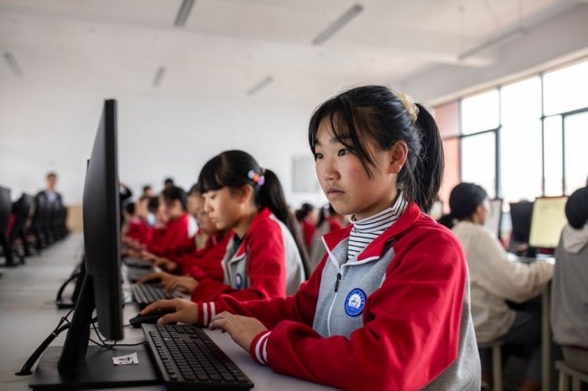 Počítačová třída ve škole v místě pro přesídlení na pomoc chudým v okrese Zhenxiong, ve městě Zhaotong v provincii Yunnan v jihozápadní Číně, 24. září 2020. / Xinhua