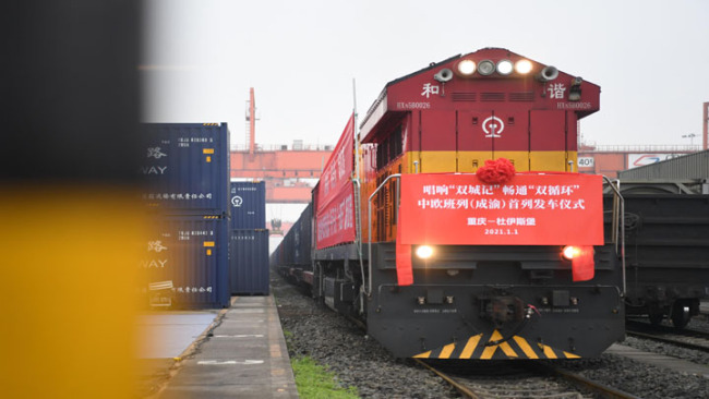 Snímek: Čínsko-evropský nákladní vlak směřující do německého Duisburgu se připravuje na odjezd na stanici Tuanjiecun (Tchuan-ťie-cchun) v jihozápadní čínské metropoli Chongqingu (Čchung-čching); 1. ledna 2021. (Xinhua / Tang Yi)