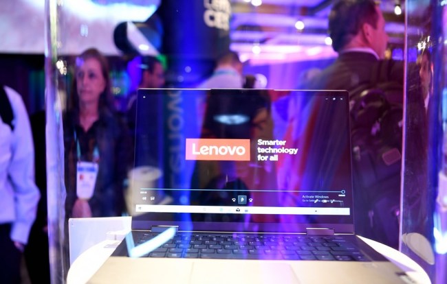 Fotografie pořízená 8. ledna 2020 ukazuje první 5G osobní počítač (PC) na světě uvedený společností Lenovo na veletrhu spotřební elektroniky 2020 (CES) v Las Vegas ve Spojených státech. (Xinhua / Wu Xiaoling)