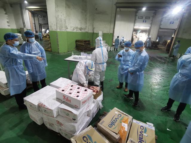 Zaměstnanci odebírají vzorky zmrazených výrobků, aby zkontrolovali přítomnost COVID-19 v centralizovaném dozorovém skladu pro dovážené zmrazené výrobky v Shenzhenu. Fotografie: tisková agentura Nová Čína / Xinhua