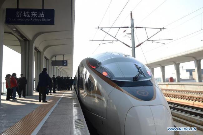 Vlak č. G8311 z města Hefei (Che-fej) do Anqingu (An-čching) krátce zastavuje u nádraží Shucheng (Šu-čcheng)-východ v okrese Shucheng ve východočínské provincii Anhui (An-chuej), 22. prosince 2020. Úsek Hefei-Anqing vysokorychlostní železnice Peking-Hongkong byl uveden do provozu v úterý. Města Hefei a Anqing, jsou obě v provincii Anhui a jsou kritickými uzly, kde se protíná několik dalších hlavních železničních tratí. 176 kilometrů dlouhý úsek má projektovanou rychlost 350 km/h. (Xinhua/Huang Bohan)