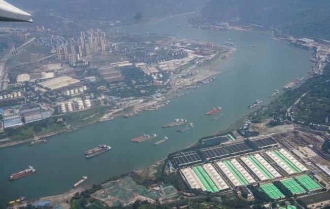 Letecký snímek pořízený 25. března 2019 ukazuje nákladní lodě na řece Jang-c' v Chongqingu (Čchung-čching) v jihozápadní Číně. (Xinhua / Liu Chan)
