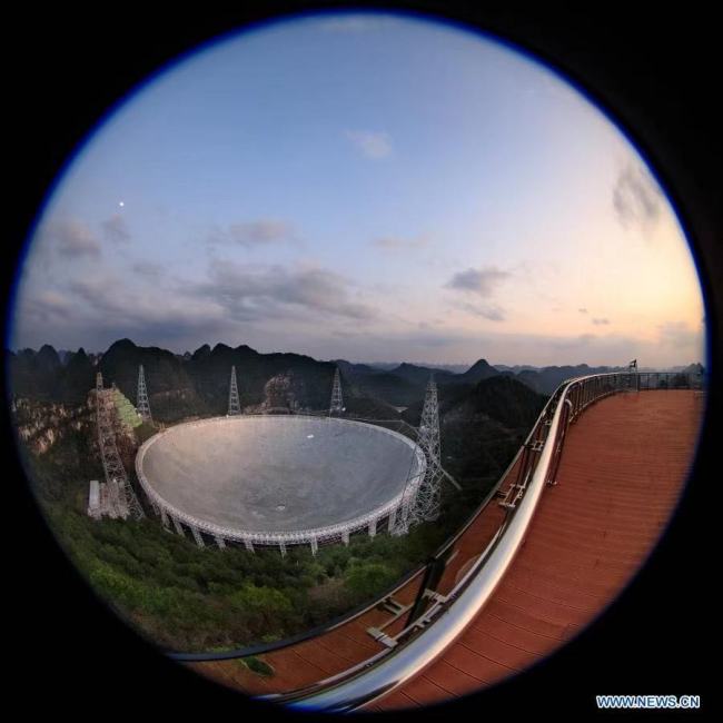 Fotografie, která byla pořízena 8. ledna 2020, ukazuje, že čínský sférický radioteleskop se clonou pět set metrů (FAST) je v údržbě v provincii Guizhou (Kuej-čou) v jihozápadní Číně. Čínský FAST, největší jednokotoučový radioteleskop na světě, bude k dispozici pro globální službu od 1. dubna. Čínská národní astronomická observatoř (NAOC) pod vedením Čínské akademie věd, provozovatel tohoto teleskopu, v pondělí potvrdila, že vědci z celého světa mohou od 1. dubna provádět online schůzky pro používání zařízení k pozorování. Harmonogram pro přidělení bude k dispozici od 1. srpna. (Xinhua / Liu Xu)
