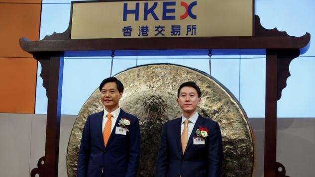 Zakladatel, předseda představenstva a generální ředitel společnosti Xiaomi Lei Jun (L) a finanční ředitel Shou Zi Chew se zúčastnili zařazení společnosti na Hongkongskou burzu ve zvláštní administrativní oblasti Hongkong v Číně, 9. července 2018. / Reuters