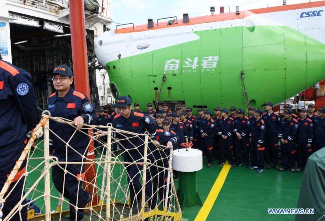 http://images.china.cn/site1007/2021-01/08/ff7350ab-9521-4b50-a9ea-e60962abde4b.jpg<br><br>Nová čínská hlubokomořská ponorka Fendhouzhe na palubě výzkumného plavidla Tansuo-1 po návratu do přístavu Sanya v jižní provincii Hainan. 28. listopadu 2020. [Photo/Xinhua]