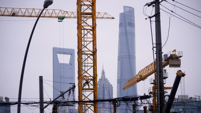 Na snímku je staveniště před šanghajskou finanční čtvrtí Lujiazui (Lu-ťia-cuej) po vypuknutí pandemie COVID-19 ve městě Šanghaje v Číně, dne 16. července 2020. Fotografie: Reuters