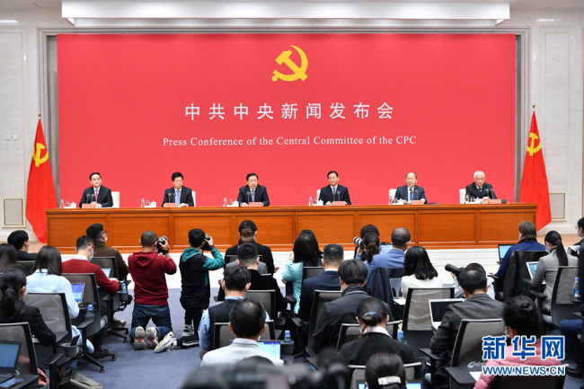 http://images.china.cn/site1007/2021-01/08/70bec4e3-ad02-4159-b311-08532fe992bc.jpg<br><br>Tisková konference pátého plenárního zasedání Ústředního výboru komunistické strany v Pekingu, 30. října 2020. [Photo/Xinhua]