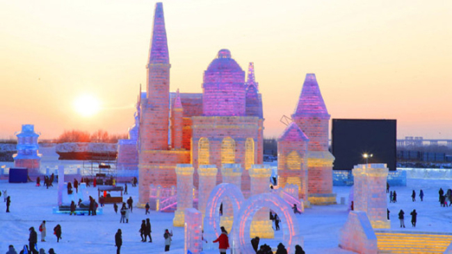 Snímek: Socha v bílé říši divů: Svět ledu a sněhu v Harbinu ohromuje návštěvníky velkolepými sochami. / CFP