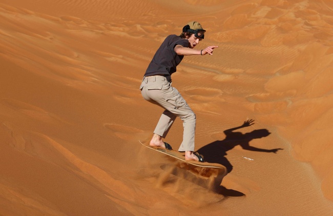 Turista cvičí jízdu na dunách v dubajské poušti 11. ledna 2021. / CFP