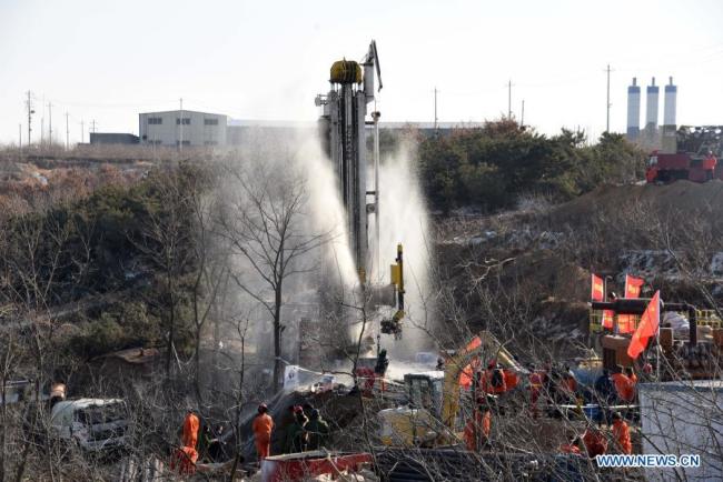 Záchranáři pracují na místě výbuchu zlatého dolu ve městě Qixia (Čchi-sia) ve východočínské provincii Shandong (Šan-tung), 17. ledna 2021. Dvacet dva pracovníků bylo uvězněno v podzemí poté, co výbuch roztrhl zlatý důl, který byl ve výstavbě ve východočínské provincii Shandong. Záchranáři vyvrtali ze země díru do tunelu, kde se nacházejí uvěznění pracovníci. (Xinhua / Wang Kai)
