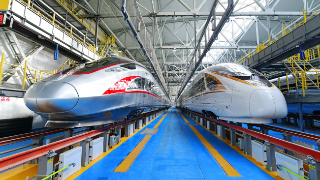 Dva vysokorychlostní vlaky jsou připraveny k odjezdu na nádraží Chaoyang v Pekingu dne 15. ledna 2021. / CFP