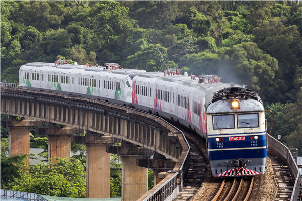 Výběr obrázků vlaků a úžasných míst, kterými projíždějí v Zhaoqingu (Čao-čching) v provincii Guangdong, pořízený vlakovým nadšencem Guan Junhongem. [Fotografii poskytl deník China Daily.]