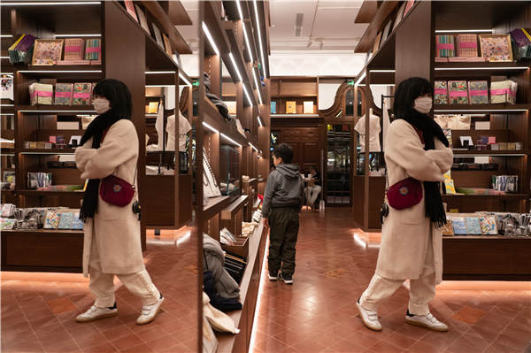 Lidé navštěvují nedávno otevřené knihkupectví Tsutaya v Šanghaji, které je více než jen obchodem s knihami, ale také centrem životního stylu s designérskými předměty, jemnými řemesly, kavárnou a barem, které zůstávají otevřené až do půlnoci. [Fotografie: Gao Erqiang (Kao Er-čchiang) / China Daily]