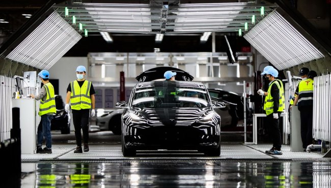 Zaměstnanci 20. listopadu dokončili vozidlo v továrně Tesly v Šanghaji. Tesla letos zvýší svou roční výrobní kapacitu na 450 tisíc vozidel. [Fotografie: tisková agentura Nová Čína / Xinhua]