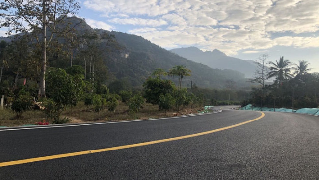 Snímek: Nově vybudovaná asfaltová silnice ve vesnici Baicha. Zhang Huimin / CGTN