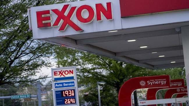 Nápis na čerpací stanici Exxon Mobil ve Falls Church ve Virginii v USA, 28. dubna 2020. / VCG