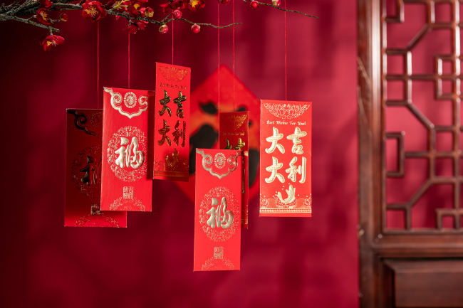 Je obvyklé, že dospělí dávají dětem na čínský lunární Nový rok červené obálky s penězi. / CFP