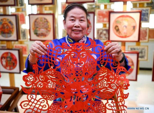 Fu Zhao'e (Fu Čao-e), dědic národního nehmotného kulturního dědictví, ukazuje papírovou vystřihovánku na téma buvola na čínský lunární Nový rok ve městě Yinchuan (Jin-čchuan) v Huiské (Chuejské) autonomní oblasti Ningxia (Ning-sia) na severozápadě Číny, 6. února 2021. Čínský lunární Nový rok neboli Jarní svátek oslavuje začátek nového roku podle tradičního čínského lunárního kalendáře. 12. února 2021 je prvním dnem roku buvola. (Xinhua / Feng Kaihua)