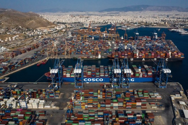 Letecký snímek pořízený 6. září 2019 ukazuje nákladní loď společnosti COSCO Shipping Lines v přístavu Pireus v Řecku. (Foto: Lefteris Partsalis / Xinhua)
