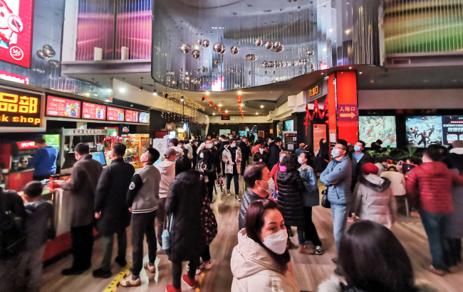Diváky sledují kina v čínském Pekingu 13. února 2021. / CFP