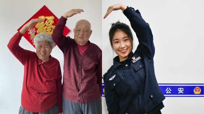 Kombinovaná fotografie ukazuje Yang Xiaohui (Jang Siao-chuej), která dělá gesto srdce rukou na místní policejní stanici v okrese Hongqiao (Chung-čchiao) ve městě Tianjin (Tchien-ťin) v severní Číně, 11. února 2021 (vpravo), a její prarodiče, kteří dělají gesta srdce rukou doma ve městě Handan (Chan-tan) v severočínské provincii Hebei (Che-pej), 11. února 2021 (vlevo).