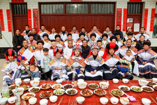 Členové rodiny pózují pro fotografii, aby přivítali první čínský Nový rok poté, co se vymanili z chudoby v okrese Nayong (Na-jung) ve městě Bijie (Pi-ťie) v provincii Guizhou (Kuej-čou) na jihozápadě Číny, 11. února 2021. (Xinhua / Ou Dongqu)