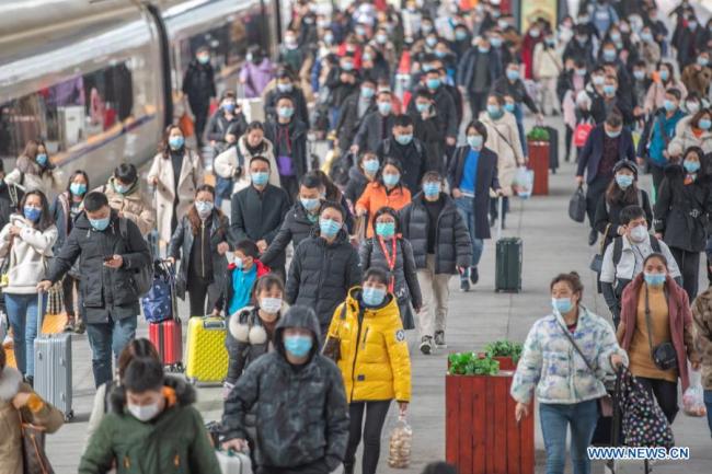 Cestující na nástupišti na nádraží Chongqing-sever (Čchung-čching) ve městě Chongqing v jihozápadní Číně, 17. února 2021. Ve středu je poslední den Jarních svátků. Železniční nádraží vstoupila do špičky vracejících se cestujících a železniční oddělení Chongqing podniklo opatření, aby cestující mohli cestovat snadno a bezpečně. (Xinhua / Huang Wei)